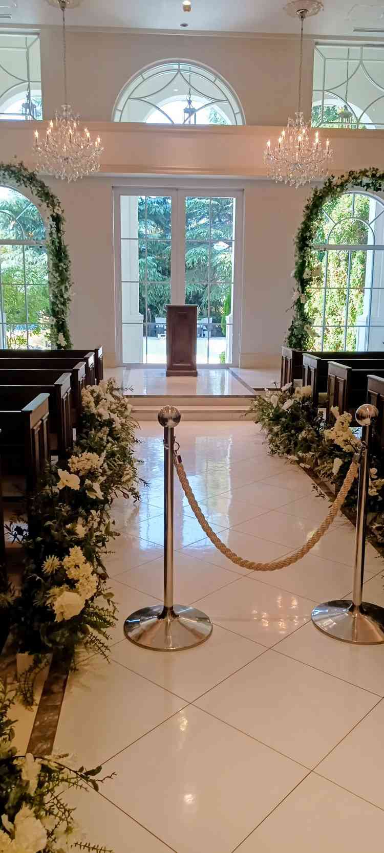 挙式は大きくてたくさんある窓から差し込む明かりがちょうどいい。窓の外にプールが見えました。