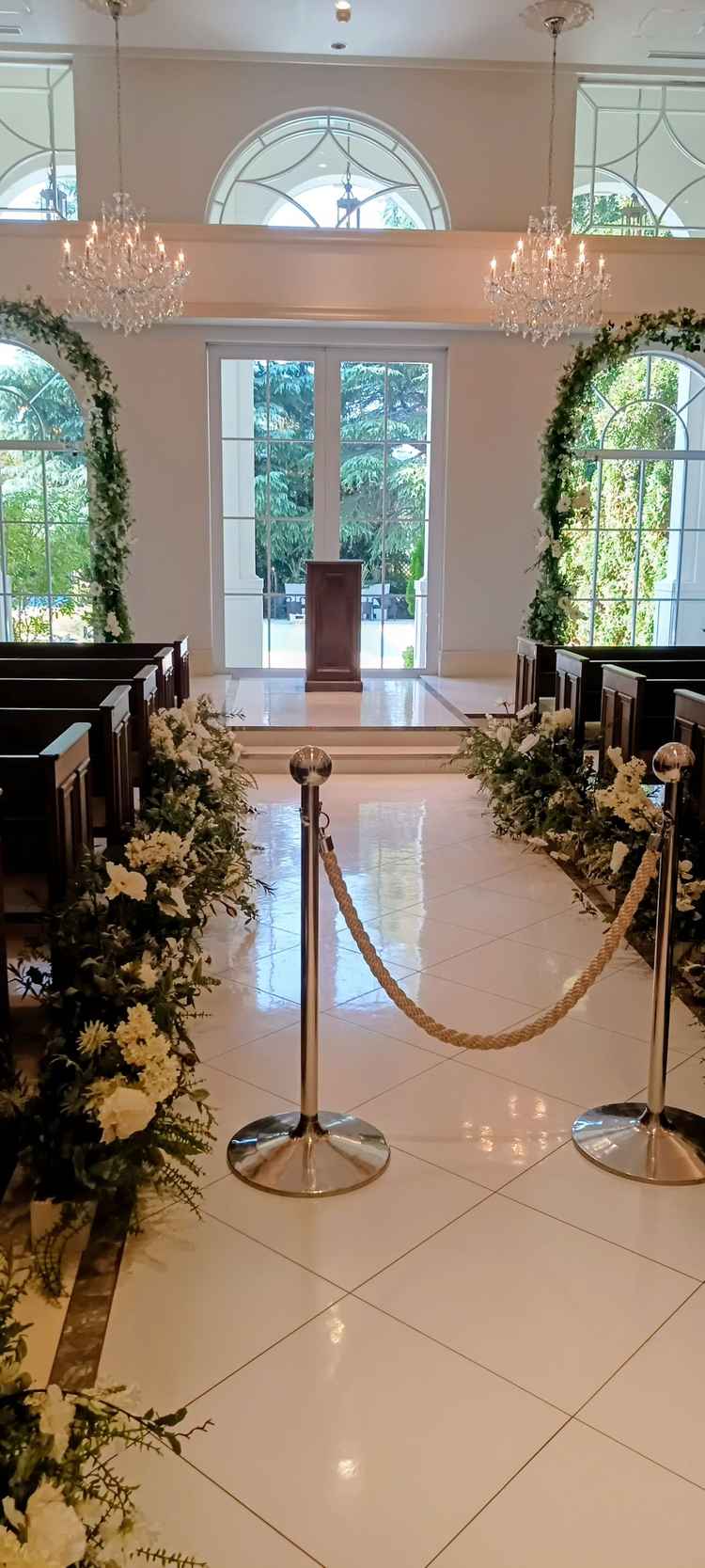 挙式は大きくてたくさんある窓から差し込む明かりがちょうどいい。窓の外にプールが見えました。