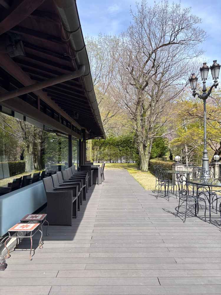 奥に見えるガーデン挙式の広場と披露宴会場を繋ぐテラス。ここでパーティーをすることもできるそうです。