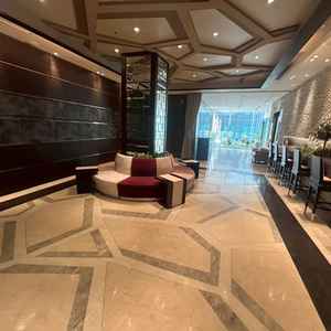 ホワイエ。窓からバルコニーが見え、広めな空間でゆっくり過ごせそうな雰囲気でした。