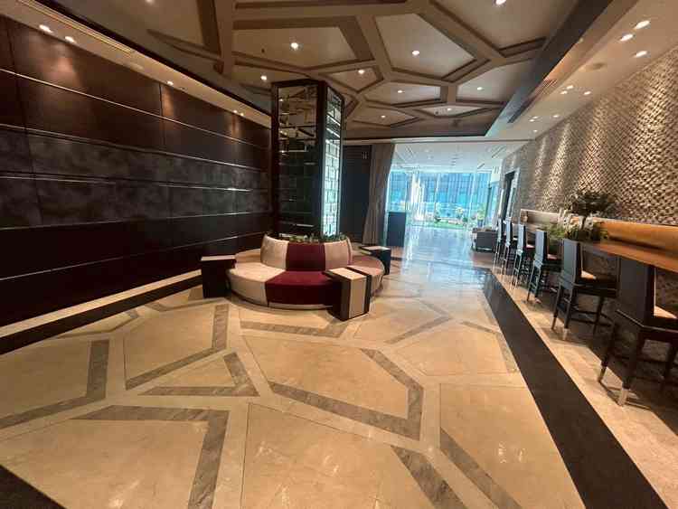 ホワイエ。窓からバルコニーが見え、広めな空間でゆっくり過ごせそうな雰囲気でした。