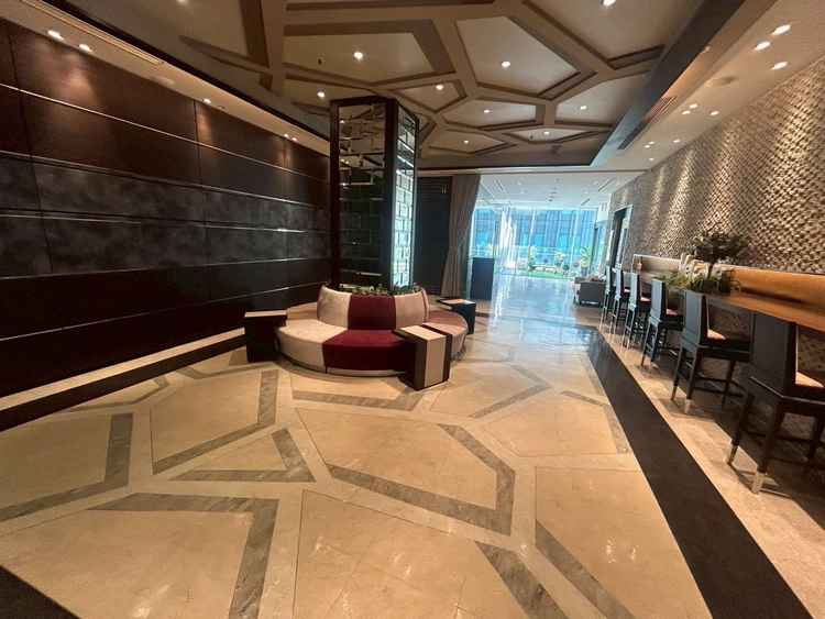 ホワイエ。窓からバルコニーが見え、広めな空間でゆっくり過ごせそうな雰囲気でした。