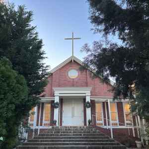 自然に囲まれたチャペルで赤レンガの雰囲気が素敵だと思った。たくさんの緑もあり、静かな雰囲気で良かった