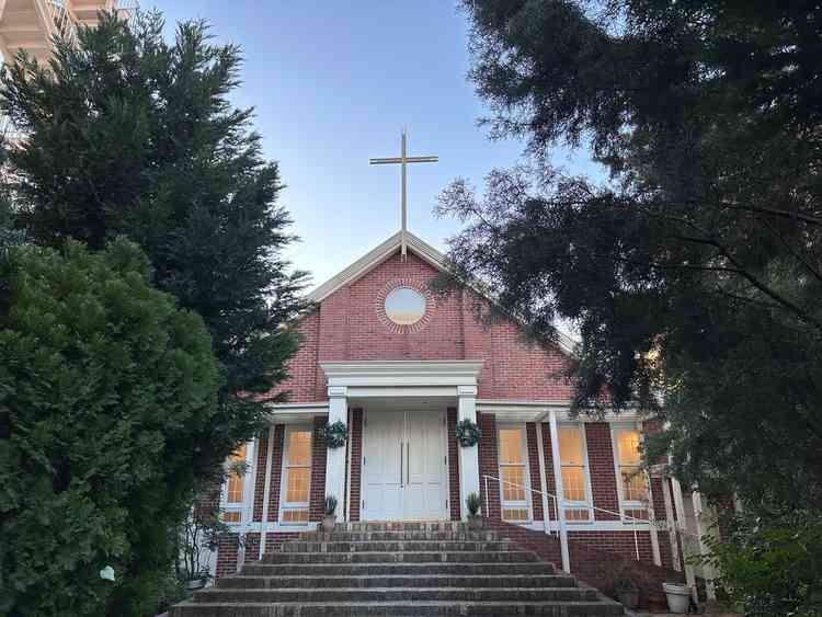 自然に囲まれたチャペルで赤レンガの雰囲気が素敵だと思った。たくさんの緑もあり、静かな雰囲気で良かった