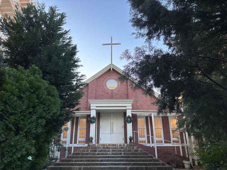 自然に囲まれたチャペルで赤レンガの雰囲気が素敵だと思った。たくさんの緑もあり、静かな雰囲気で良かった