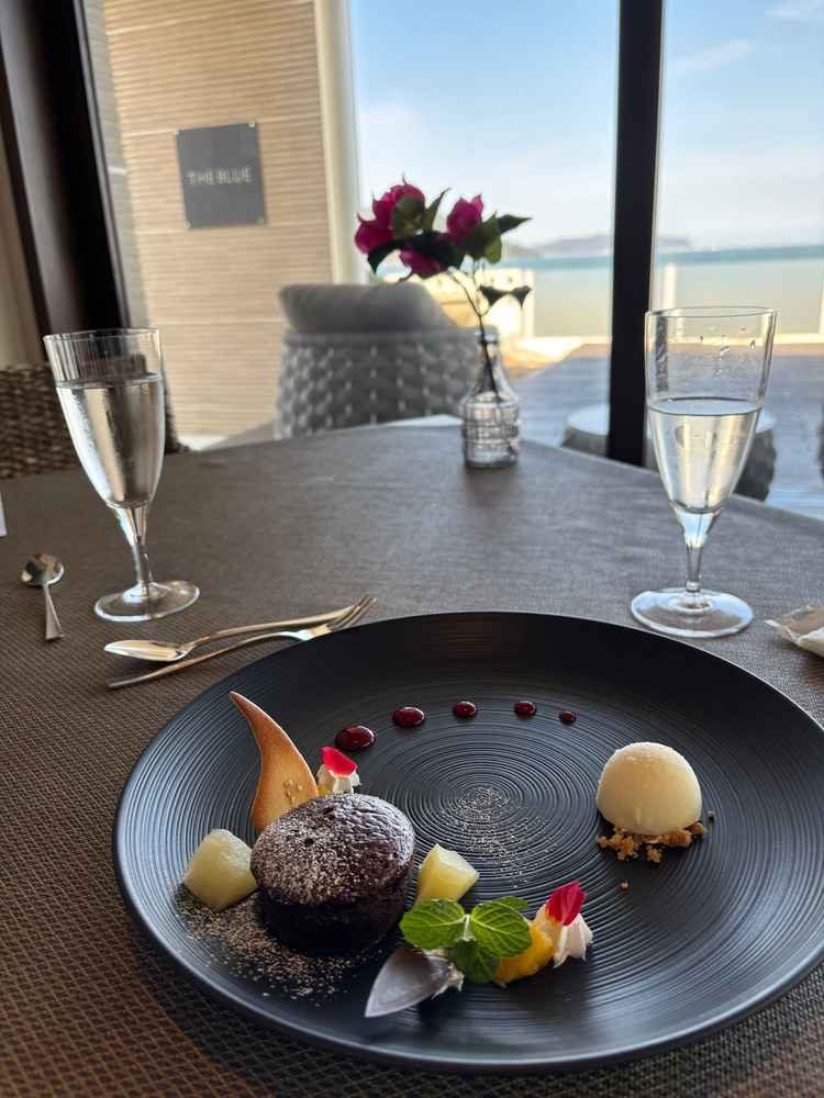 デザートはフォンダンショコラといちごタルトが選べました。