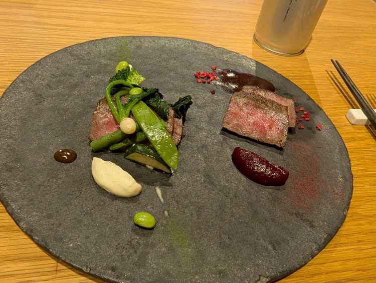 試食のお肉料理（緑・赤）