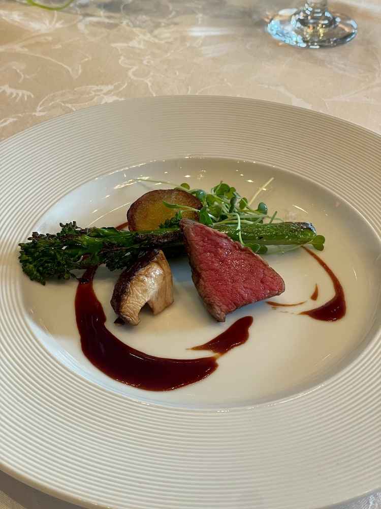 お料理はとにかく美味しかったです。お肉は赤身で食べやすく、付け合わせのお野菜にもこだわり感じました。