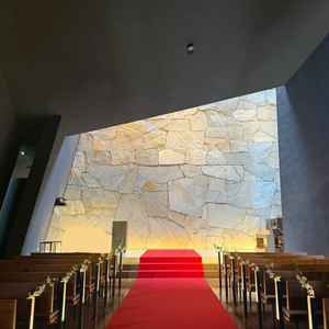 チャペルの中です。シンプルで洗練された印象で、ほどよい重厚感があり、素敵でした。