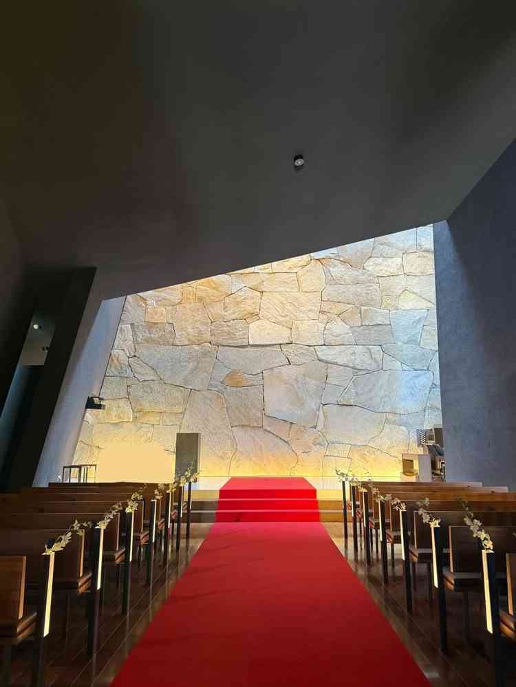 チャペルの中です。シンプルで洗練された印象で、ほどよい重厚感があり、素敵でした。