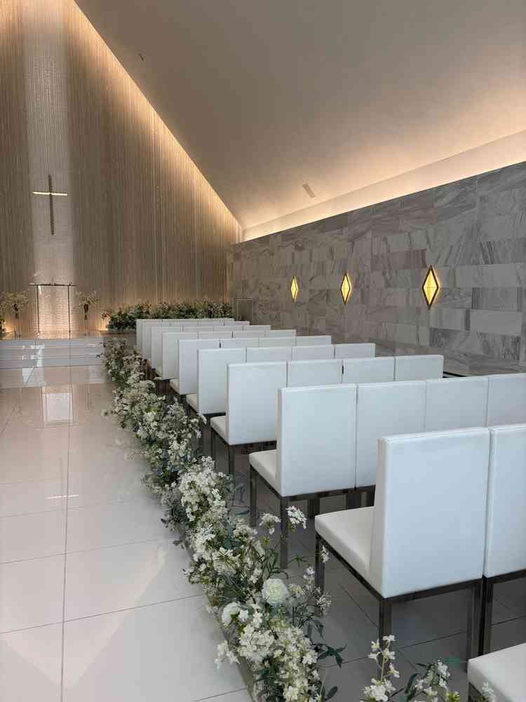 チャペル。白を基調としたチャペルでキラキラしていて素敵だった。