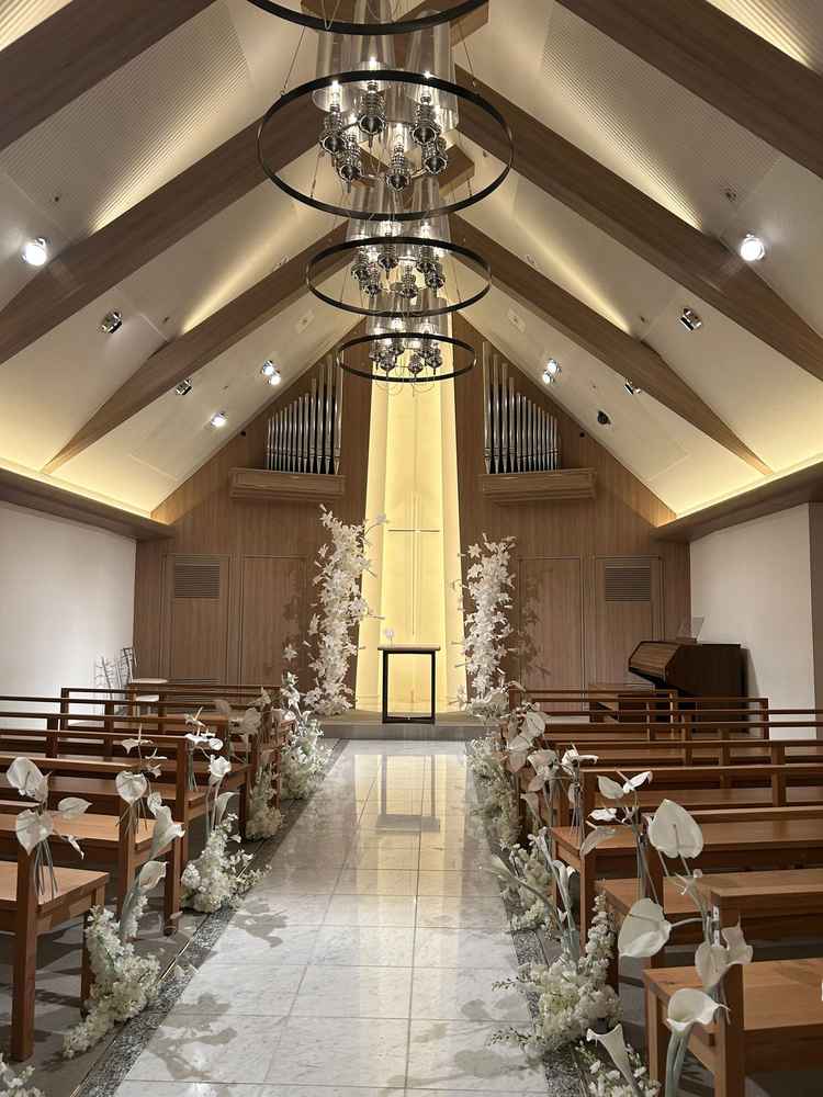 挙式会場です。一番前に座る親からも、入場シーンからよく見えるように、バージンロードは短いとのこと。