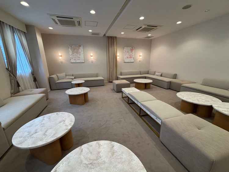 アイリス、親族控え室