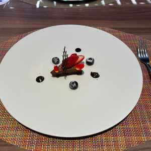 デザートとチョコムースケーキ。コースの最後に出てくるにはちょうど良いサイズ感で美味しかったです。