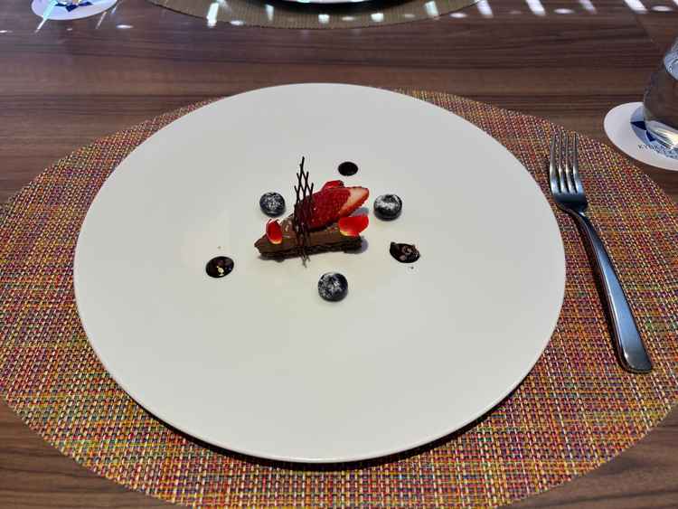 デザートとチョコムースケーキ。コースの最後に出てくるにはちょうど良いサイズ感で美味しかったです。