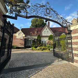 周りは閑静な住宅街で、通りを挟んで式場があるため入り口から世界観に浸れる。余計なものが目に入らない。