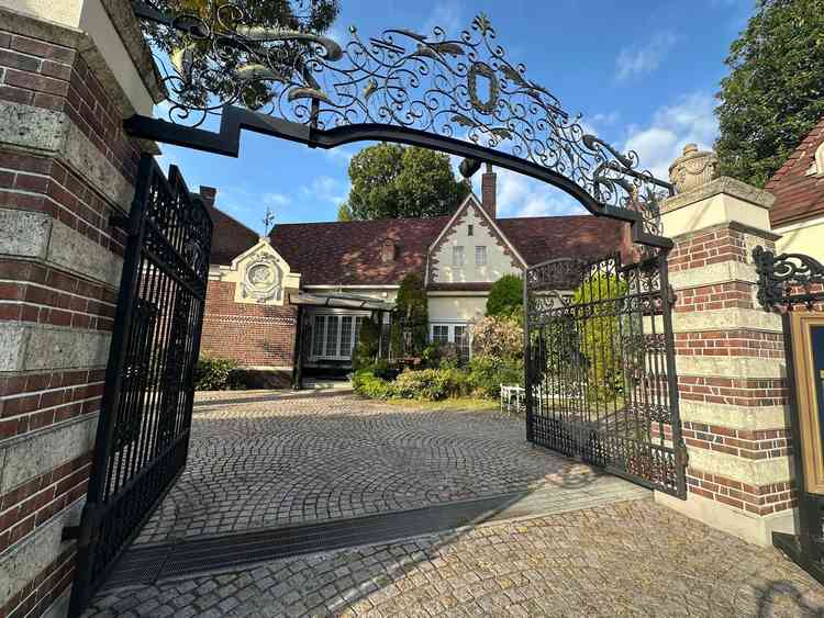 周りは閑静な住宅街で、通りを挟んで式場があるため入り口から世界観に浸れる。余計なものが目に入らない。