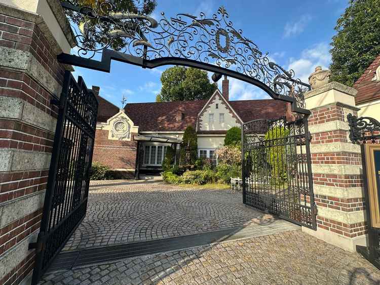 周りは閑静な住宅街で、通りを挟んで式場があるため入り口から世界観に浸れる。余計なものが目に入らない。