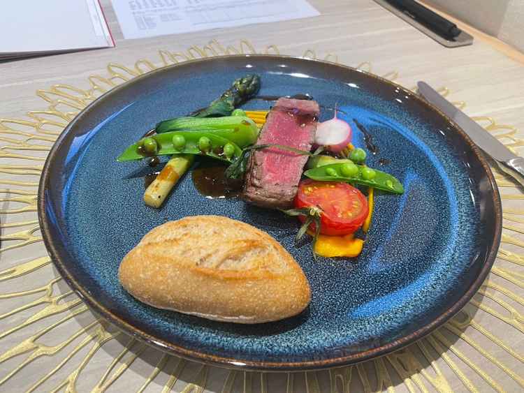 ブライダルフェアの試食プレートの1枚はお肉料理でした。とても分厚くスジもなく、かなり美味しかったです