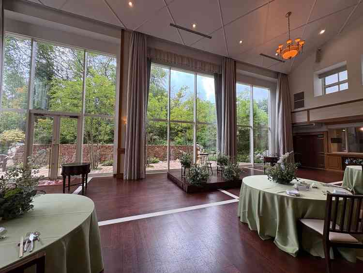 木がテーマの披露宴会場。キャットウォークがあり、2階から入場する体験ができた。