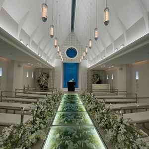 チャペルはとても明るく、かつガラスのバージンロードが美しかった。