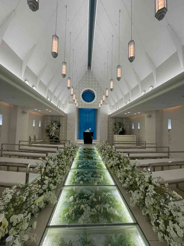 チャペルはとても明るく、かつガラスのバージンロードが美しかった。