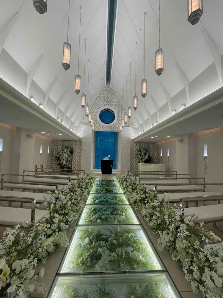 チャペルはとても明るく、かつガラスのバージンロードが美しかった。