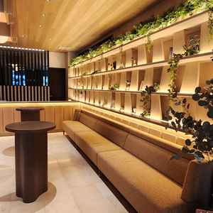 ソファーだけじゃなく、立ち話が出来るのが特徴で、参加者の好みに合わせた待機が出来るのが素敵です。