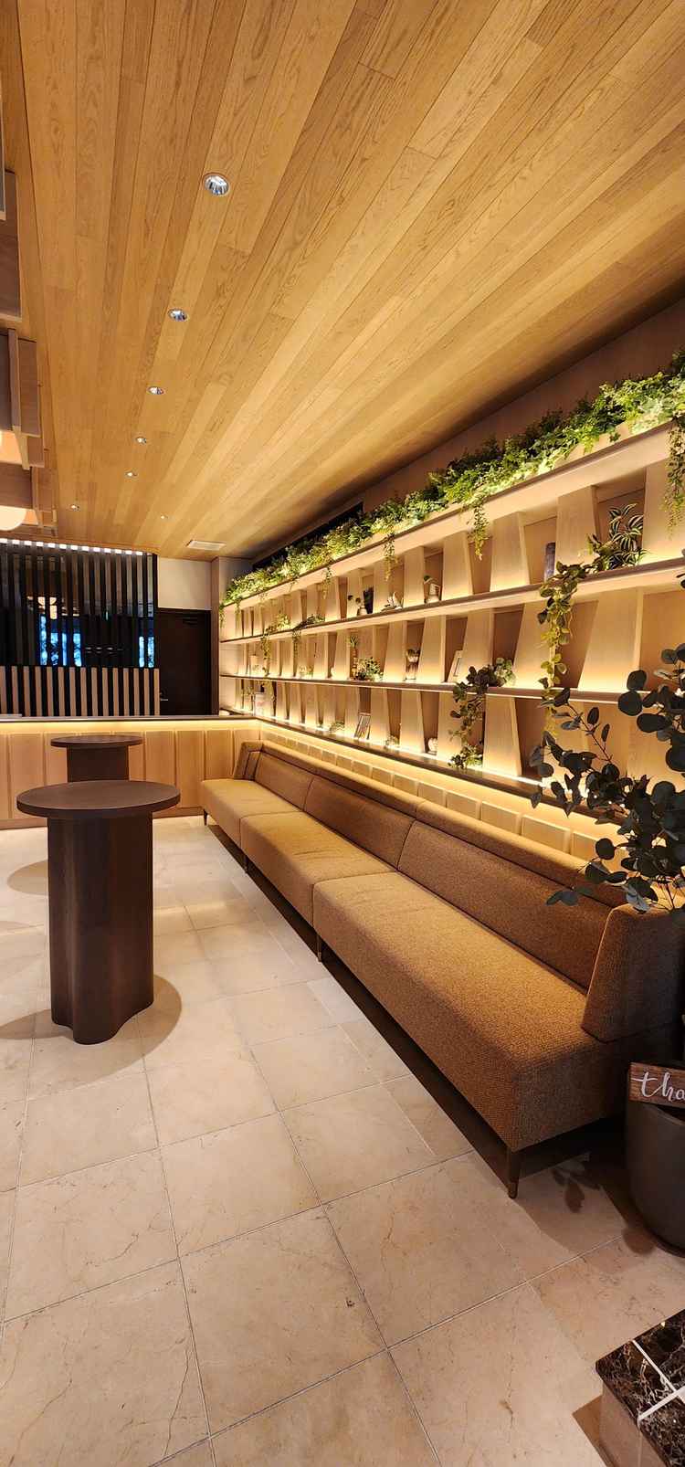 ソファーだけじゃなく、立ち話が出来るのが特徴で、参加者の好みに合わせた待機が出来るのが素敵です。