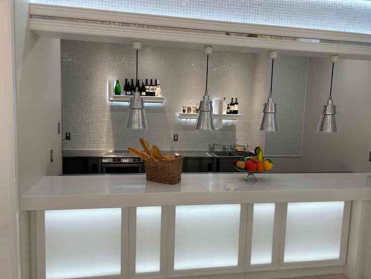 披露宴会場に併設のオープンキッチン。ライブ感がありよい。