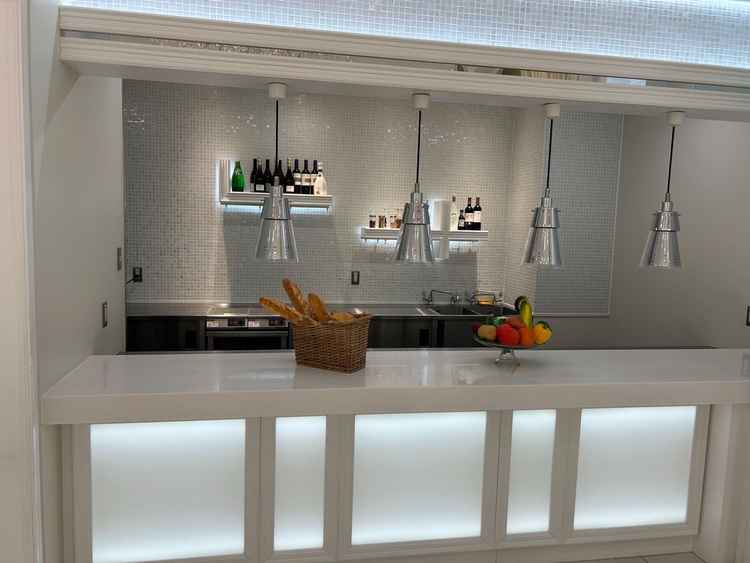 披露宴会場に併設のオープンキッチン。ライブ感がありよい。