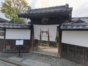 入口。お屋敷のような他会場と差別化が図られる唯一無二の外観となっています。