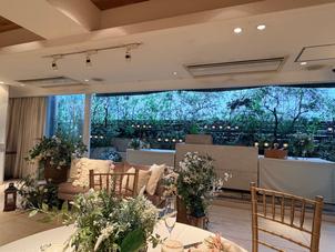 披露宴会場は温かみがある感じでした。テラスのフランベ演出はとても印象に残ると思います。