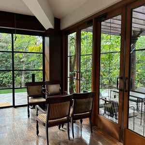 控室は落ち着きのある雰囲気で待ち時間もゆっくりできそうところでした