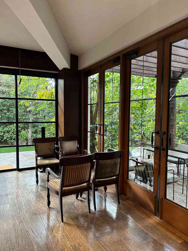 控室は落ち着きのある雰囲気で待ち時間もゆっくりできそうところでした