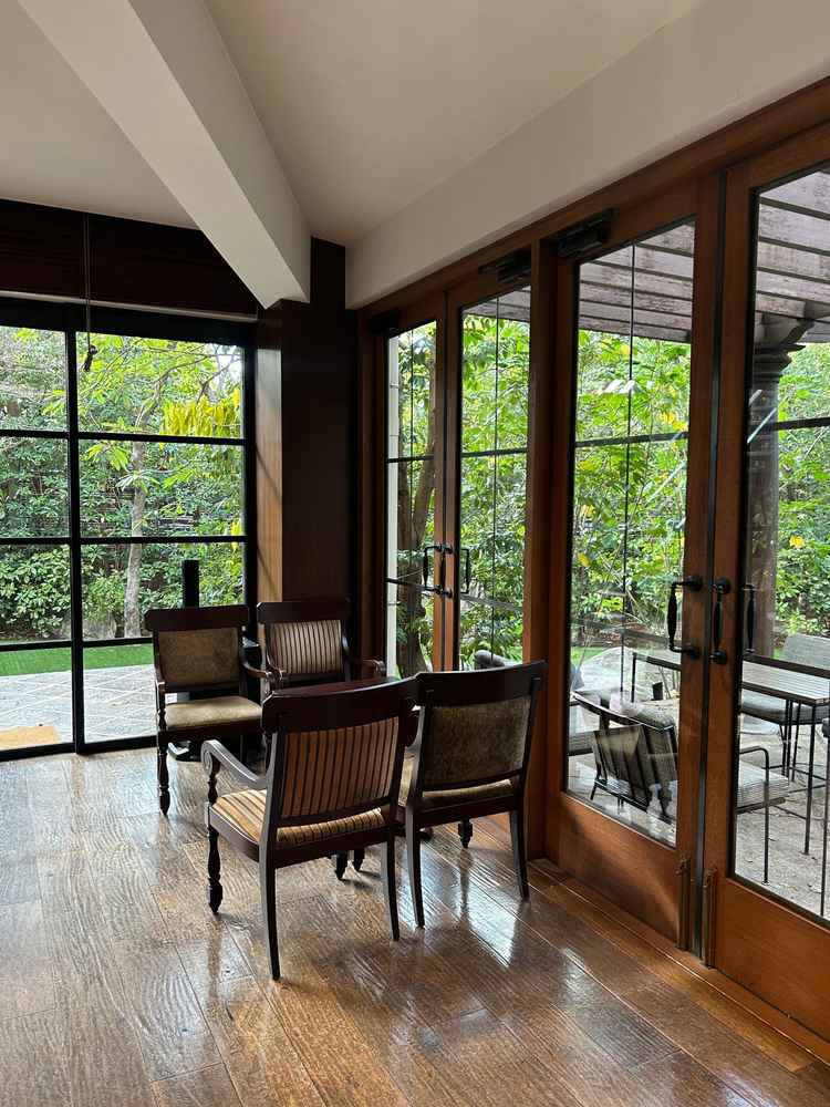 控室は落ち着きのある雰囲気で待ち時間もゆっくりできそうところでした