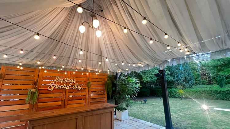 ガーデンには大きなテントがあり、雨の日でも楽しめそうです。