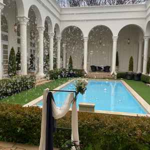 邸宅に入ってすぐプールが見える。バブルシャワーが綺麗だった。、