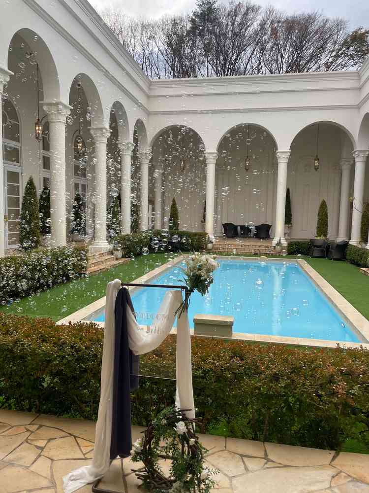 邸宅に入ってすぐプールが見える。バブルシャワーが綺麗だった。、