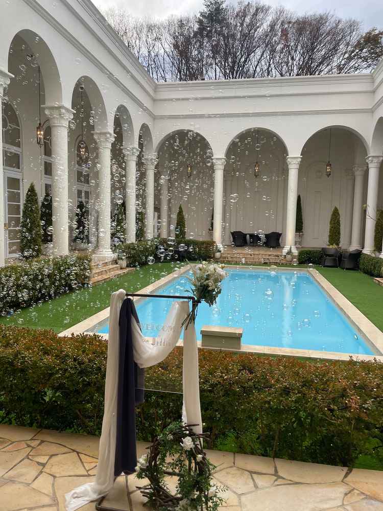 邸宅に入ってすぐプールが見える。バブルシャワーが綺麗だった。、