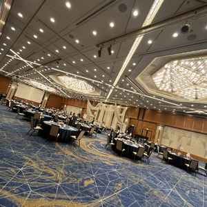 とても良い雰囲気で、広い披露宴会場でした。大人数の時はぜひここが良いと思いました。