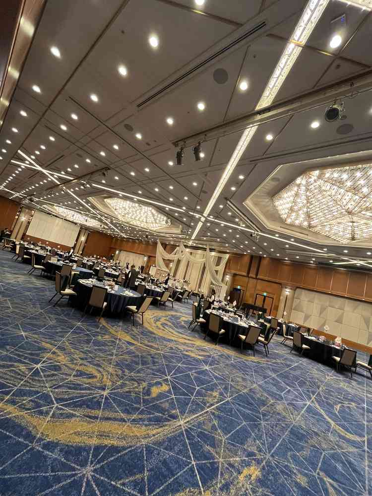 とても良い雰囲気で、広い披露宴会場でした。大人数の時はぜひここが良いと思いました。