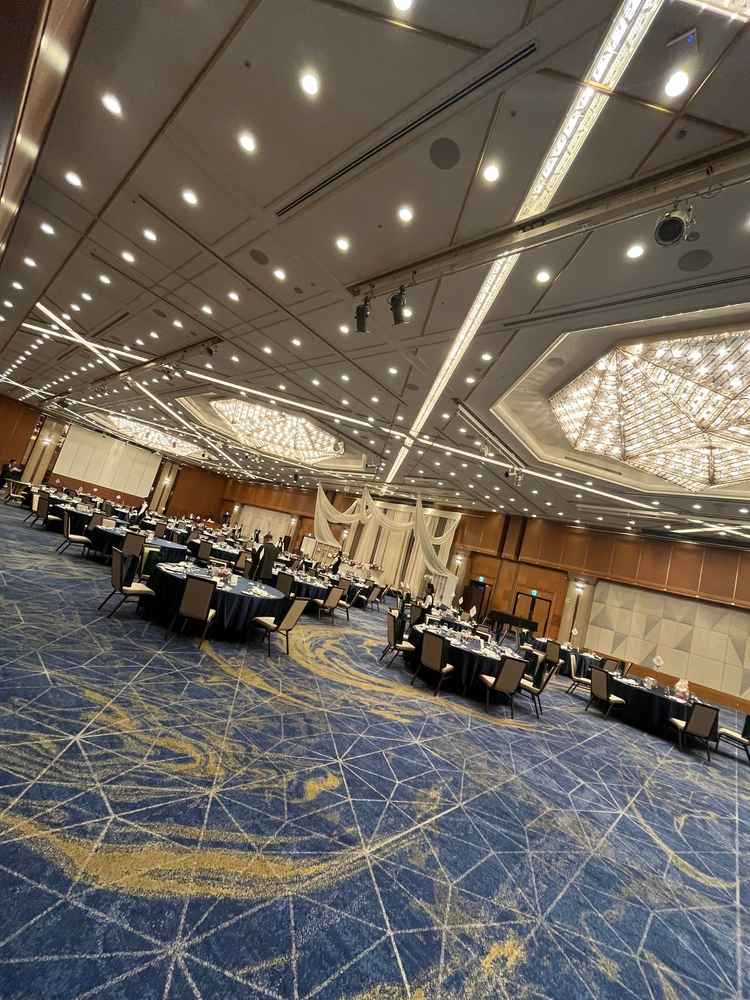 とても良い雰囲気で、広い披露宴会場でした。大人数の時はぜひここが良いと思いました。
