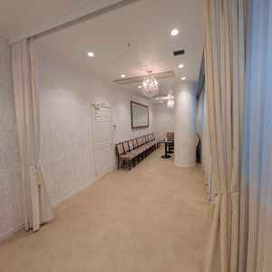 待合室。両家はカーテンで仕切ることができる。