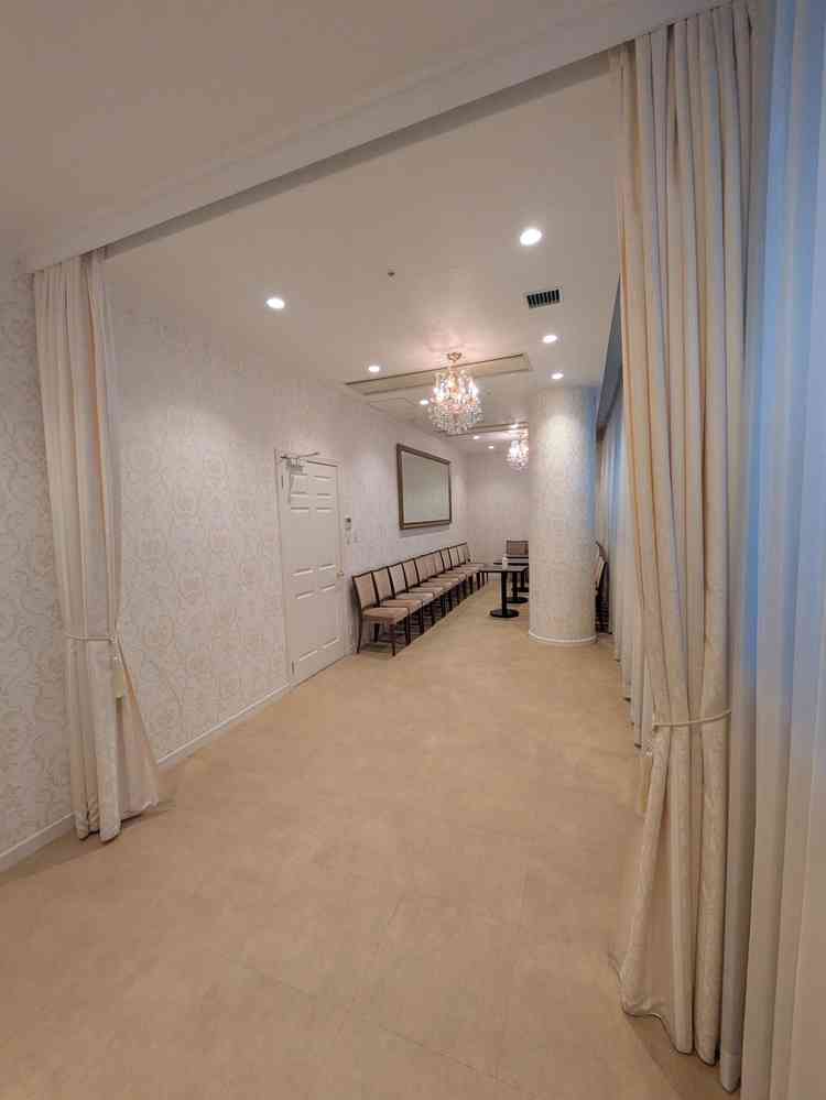 待合室。両家はカーテンで仕切ることができる。