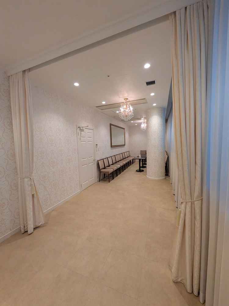 待合室。両家はカーテンで仕切ることができる。