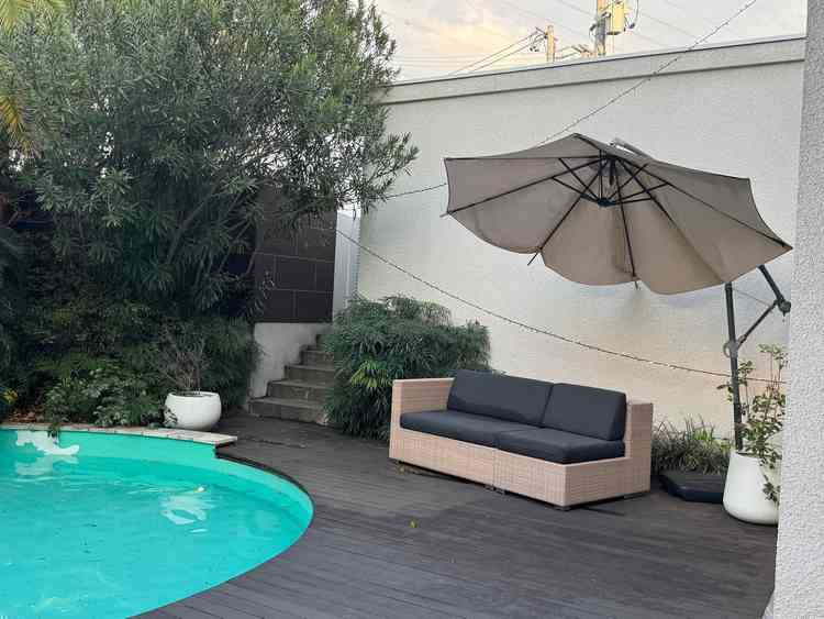 披露宴会場のすぐ側にガーデンがあり、晴れた日には自然光と共に良い写真を思い出に残すことができる