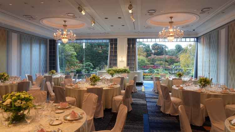 庭園を一望できる挙式会場