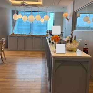 大きな窓から名古屋の街並みが一望でき、夜景も楽しめる上品な空間でした