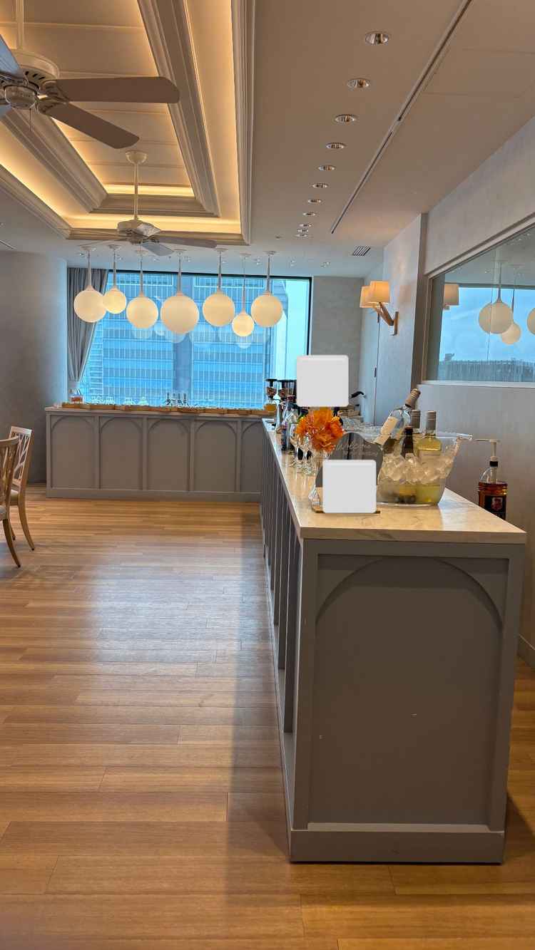 大きな窓から名古屋の街並みが一望でき、夜景も楽しめる上品な空間でした